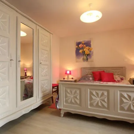 De Charme En Auvergne, Cour Fermee, Jardins Prives, Bbq, Babyfoot, Proche St Jacques De Compostelle - Fr-1-582-232 Holiday home