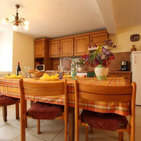 Holiday home De Charme En Auvergne, Cour Fermee, Jardins Prives, Bbq, Babyfoot, Proche St Jacques De Compostelle - Fr-1-582-232 *