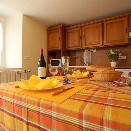 De Charme En Auvergne, Cour Fermee, Jardins Prives, Bbq, Babyfoot, Proche St Jacques De Compostelle - Fr-1-582-232 بيت للعطل *