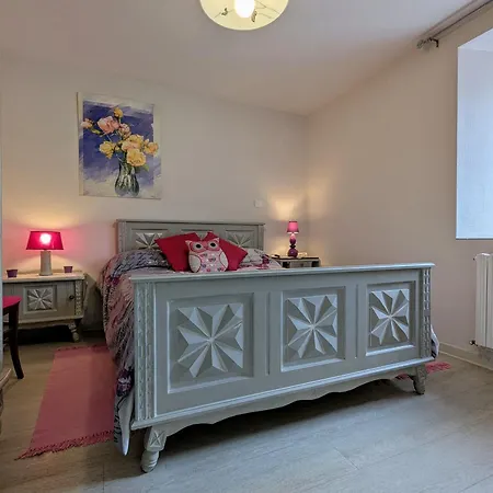 De Charme En Auvergne, Cour Fermee, Jardins Prives, Bbq, Babyfoot, Proche St Jacques De Compostelle - Fr-1-582-232