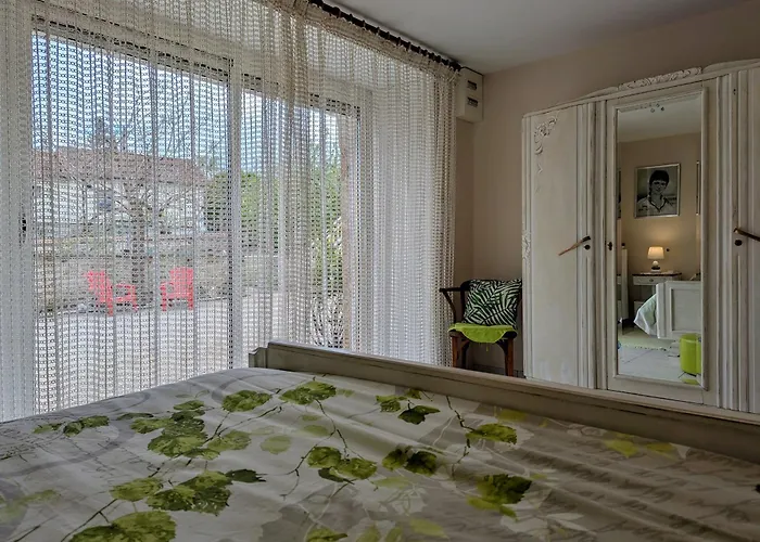 Holiday home De Charme En Auvergne, Cour Fermee, Jardins Prives, Bbq, Babyfoot, Proche St Jacques De Compostelle - Fr-1-582-232